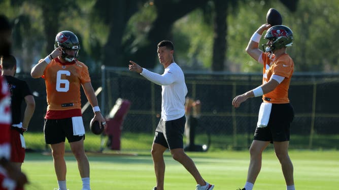 Tampa Bay Buccaneers offensive coordinator Dave Canales talks with quarterbacks Baker Mayfield and Kyle Trask during training camp.