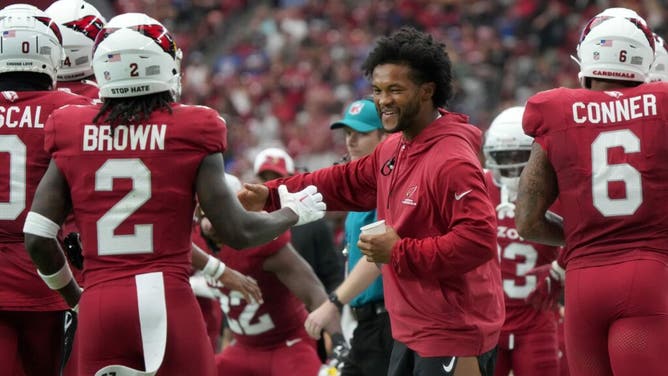 Pick #5 in NFL Week 10: Cardinals QB Kyler Murray congratulates his teammates after a TD vs. the New York Giants at State Farm Stadium in Glendale, Arizona.