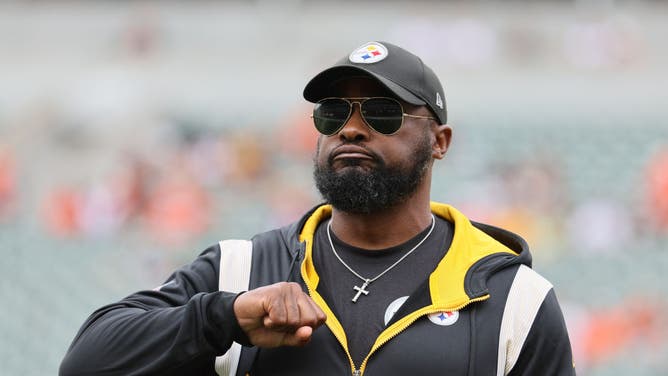 Pittsburgh Steelers head coach Mike Tomlin coaching his guys up.