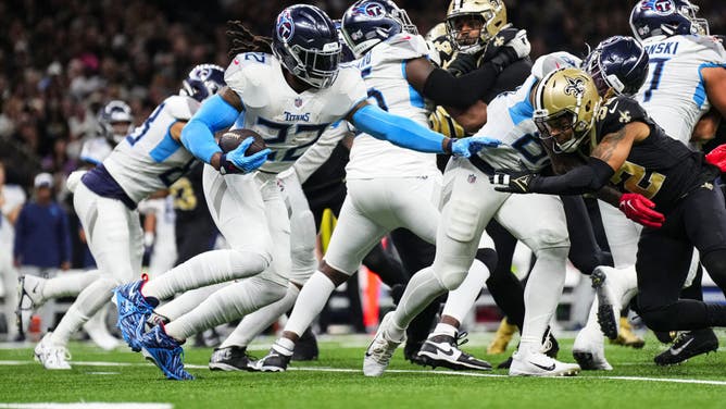 Titans RB Derrick Henry runs the ball against the Saints at Caesars Superdome in New Orleans.