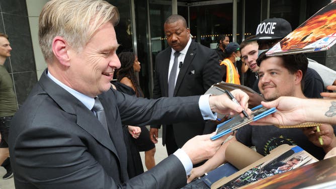 Christopher Nolan signs autofraphs