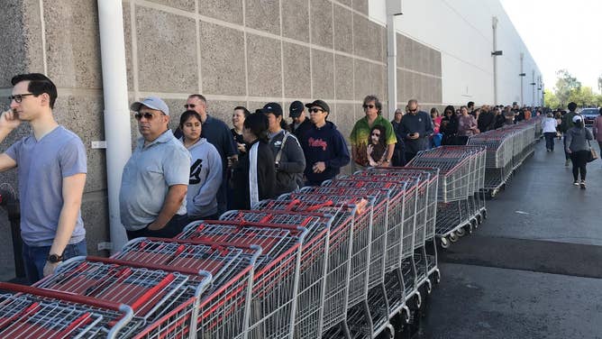 Phoenix-Area Shoppers Brave Crowds, Long Lines | KJZZ