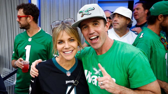 Actors Kaitlin Olson and Rob McElhenney pose for photos during a game between the Philadelphia Eagles and the Los Angeles Rams.