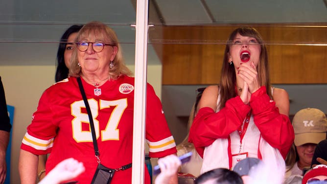 Taylor Swift Travis Kelce Donna Kelce Chiefs