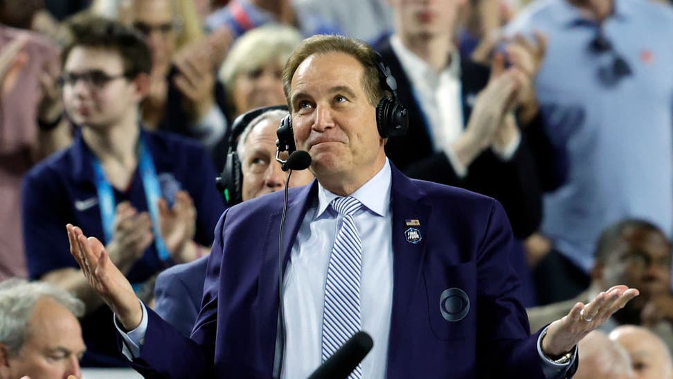 Jim Nantz prepared for Masters, with Grant Hill trying to drain courstside putt