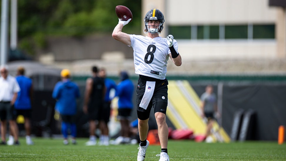 Kenny Pickett Explains Why He's A Rare Two-Gloved Quarterback