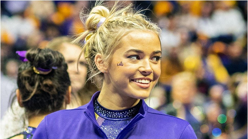 Olivia Dunne's sister Julz puts beer drinking skills on display. (Credit: Getty Images)