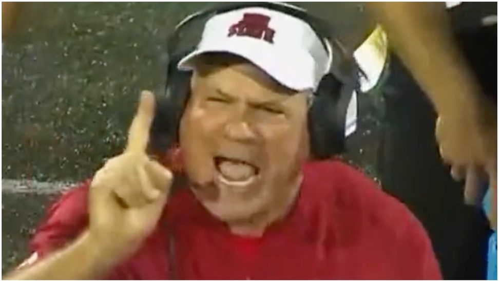 Jacksonville State coach Rich Rodriguez blow lid after team attempts tush push on first down. (Credit: Screenshot/Twitter Video https://twitter.com/barstoolsports/status/1717327940017659981)