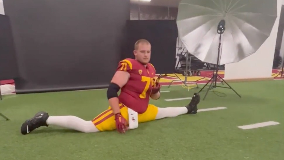 USC Lineman Is Freakishly Flexible, Does The Splits During Photoshoot