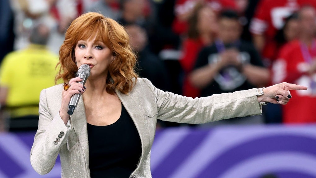 REBA MCENTIRE SUPER BOWL NATIONAL ANTHEM
