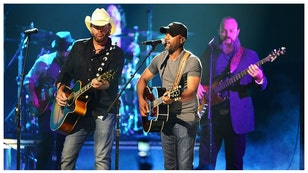 Darius Rucker pays awesome tribute to Toby Keith at Grand Ole Opry. 