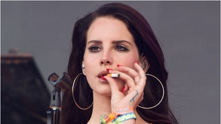 Lana Del Rey goes viral with gun photo. (Photo by Samir Hussein/Redferns via Getty Images)