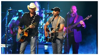 Darius Rucker pays awesome tribute to Toby Keith at Grand Ole Opry. 