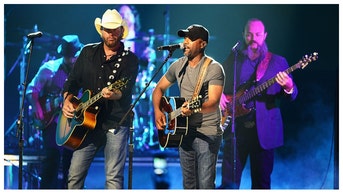 Darius Rucker pays awesome tribute to Toby Keith at Grand Ole Opry. 