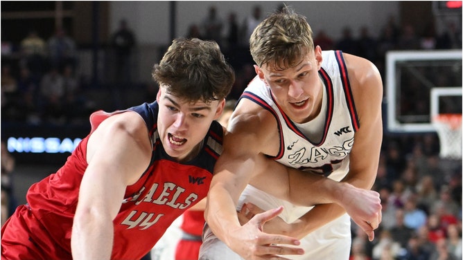 Gonzaga fans throw trash on the court during loss to Saint Mary's. (Credit: USA Today Sports Network)