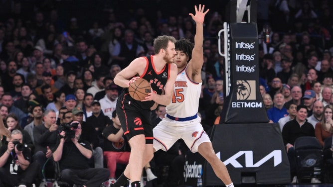 Toronto Raptors C Jakob Poeltl posts up New York Knicks C Jericho Sims at Madison Square Garden. (John Jones - USA TODAY Sports)