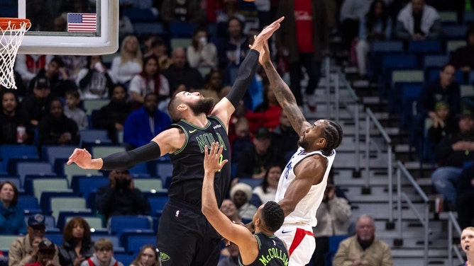 Los Angeles Clippers All-Star Kawhi Leonard shoots a baby-hook over Pelicans C Jonas Valanciunas at Smoothie King Center in New Orleans. (Stephen Lew-USA TODAY Sports)