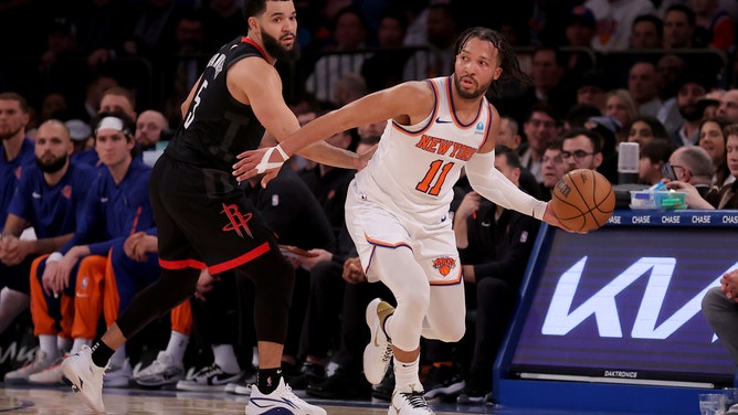 New York Knicks PG Jalen Brunson looks to pass against Houston Rockets PG Fred VanVleet at Madison Square Garden. (Brad Penner-USA TODAY Sports)