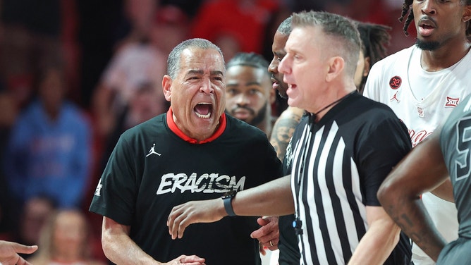 Houston coach Kelvin Sampson ejected against Oklahoma State. (Credit: Troy Taormina-USA TODAY Sports)