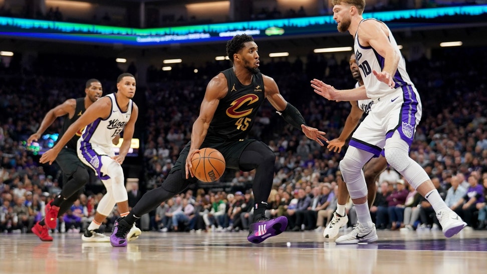 Cleveland Cavaliers SG Donovan Mitchell attacks Sacramento Kings big Domantas Sabonis in the paint at the Golden 1 Center in California. (Cary Edmondson-USA TODAY Sports)