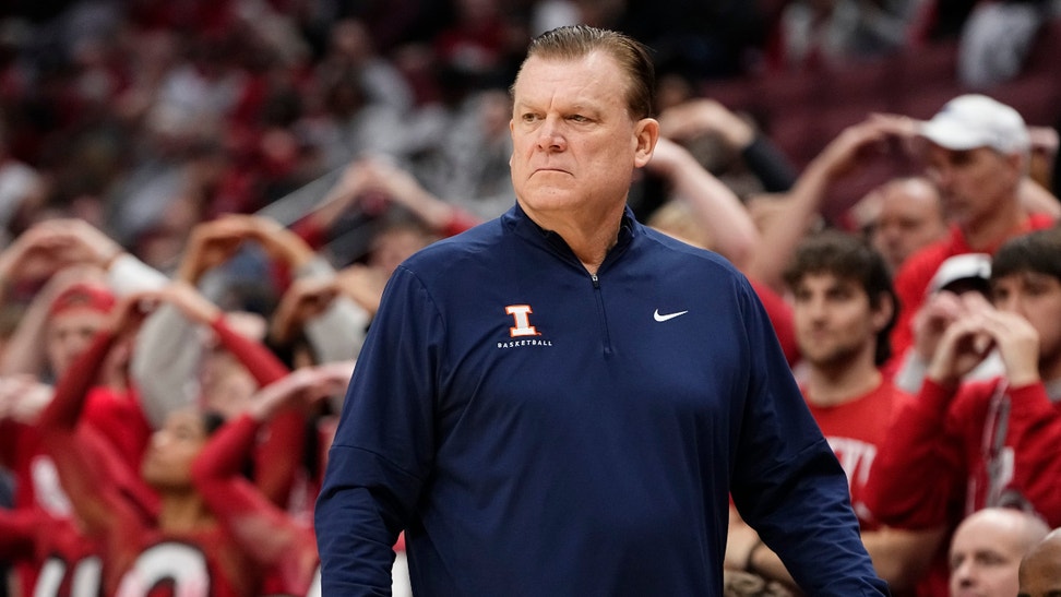 Illinois Fighting Illini head coach Brad Underwood watches during an NCAA basketball game against the Ohio State Buckeyes.