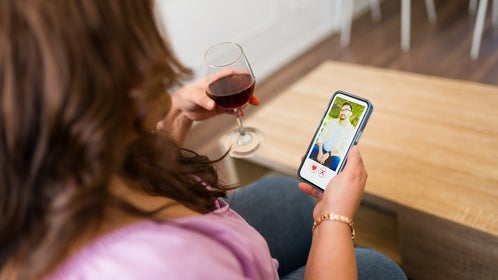 woman blocks tinder match after he asked for money