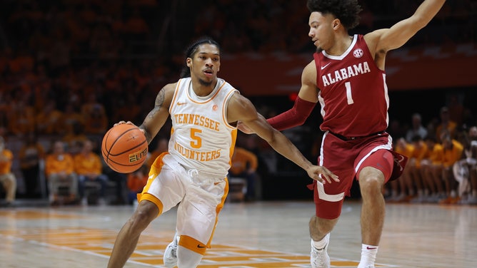 Tennessee Volunteers PG Zakai Zeigler drives past Alabama Crimson Tide PG Mark Sears at Thompson-Boling Arena at Food City Center. (Randy Sartin-USA TODAY Sports)