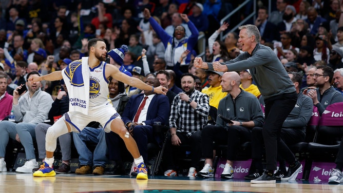 Golden State Warriors guard Stephen Curry and coach Steve Kerr during a game vs. the Washington Wizards at Capital One Arena. (Geoff Burke-USA TODAY Sports)