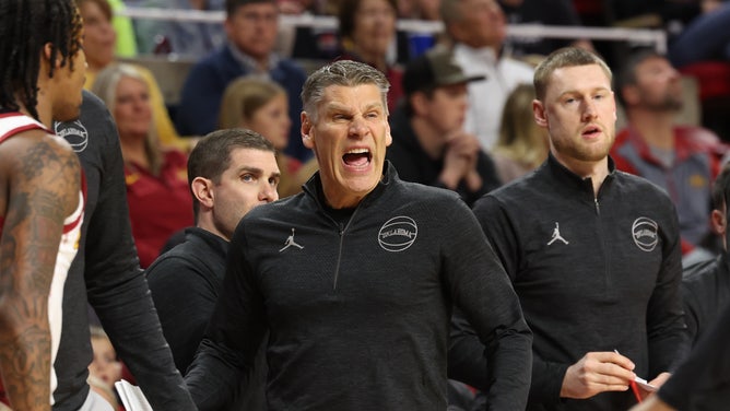 Porter Moser denies having any interest in leaving Oklahoma. (Credit: Reese Strickland-USA TODAY Sports)