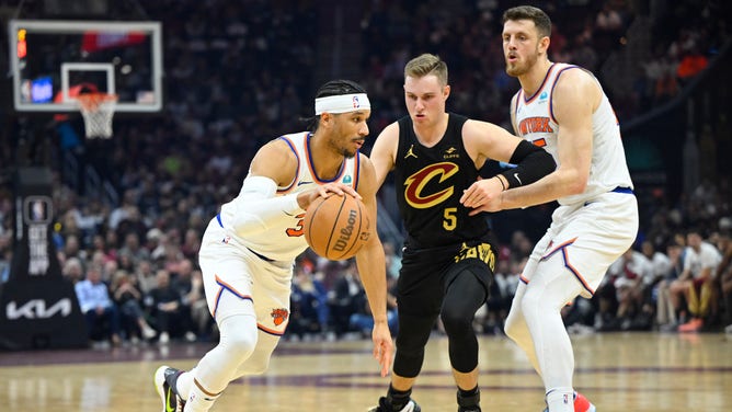 Cleveland Cavaliers SG Sam Merrill tries to get around New York Knicks C Isaiah Hartenstein's pick at Rocket Mortgage FieldHouse. (David Richard-USA TODAY Sports)