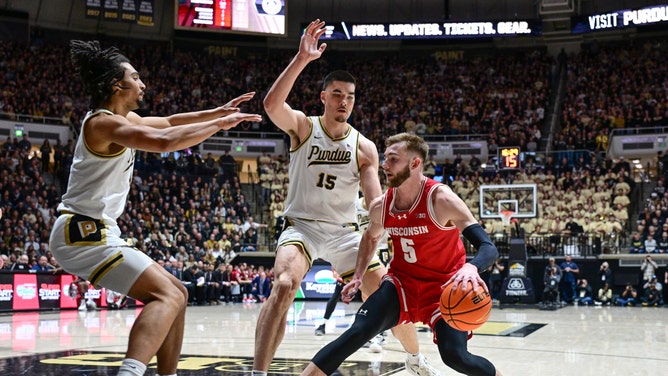 Wisconsin Badgers forward Tyler Wahl gets trapped on the baseline by Purdue Boilermakers C Zach Edey and forward Trey Kaufman-Renn at Mackey Arena. (Marc Lebryk-USA TODAY Sports)
