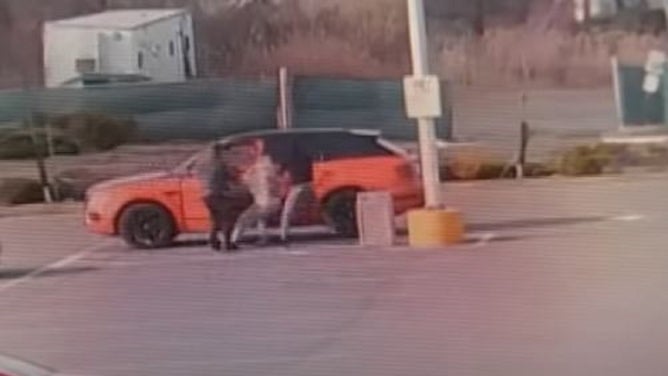 driver fights off three carjackers