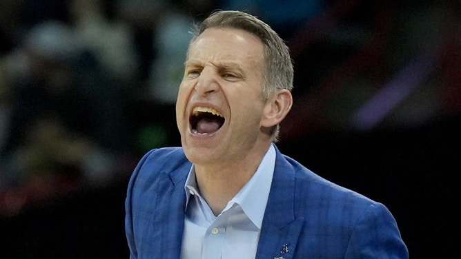 Alabama Crimson Tide coach Nate Oats openly criticized the officials in game against Grand Canyon in NCAA Tournament.