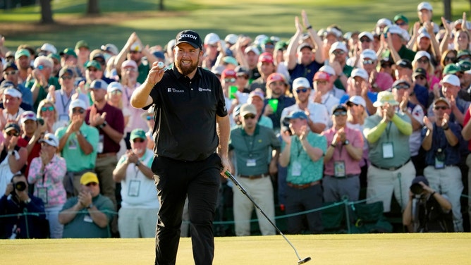 Shane Lowry waves to the crowd after making his putt on No. 18 Sunday of the 2022 Masters at Augusta National Golf Club. (Adam Cairns-Augusta Chronicle/USA TODAY Sports)
