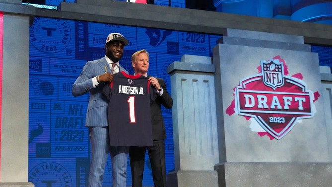 The Houston Texans traded with the Arizona Cardinals for 3rd pick in the 2023 NFL Draft to select edge rusher Will Anderson Jr. (Kirby Lee-USA TODAY Sports)
