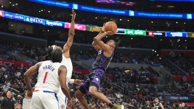 Sacramento Kings PG De'Aaron Fox shoots a floater over Los Angeles Clippers SG Terance Mann at Crypto.com Arena. (Kirby Lee-USA TODAY Sports)