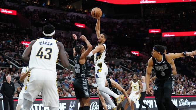 Indiana Pacers PG Tyrese Haliburton passes to PF Pascal Siakam vs. the San Antonio Spurs at Frost Bank Center in Texas. (Daniel Dunn-USA TODAY Sports)