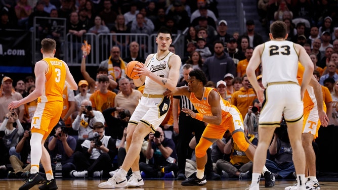 Purdue Boilermakers C Zach Edey posts up Tennessee Volunteers PF Tobe Awaka during the NCAA Tournament 2024 Elite Eight at Little Caesars Arena in Michigan. (Rick Osentoski-USA TODAY Sports)