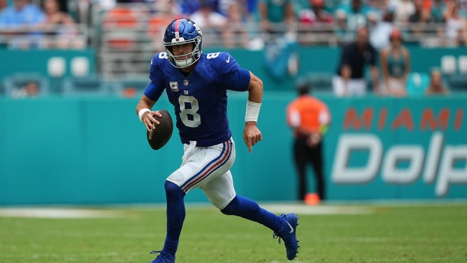 New York Giants QB Daniel Jones berebut melawan Miami Dolphins di Hard Rock Stadium di Florida.  (Jasen Vinlove-USA TODAY Sports)