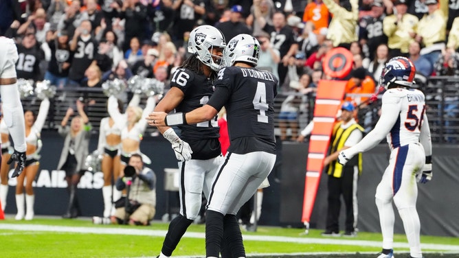 Raiders WR Jakobi Meyers merayakan touchdown dengan QB Aidan O'Connell vs. Denver Broncos pada kuarter pertama di Allegiant Stadium di Las Vegas.  (Stephen R. Sylvanie-USA HARI INI Olahraga)