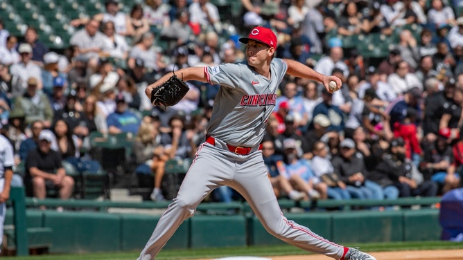 Cincinnati Reds LHP Nick Lodolo pitches during the first inning vs. the White Sox at Guaranteed Rate Field in Chicago. (Patrick Gorski-USA TODAY Sports)