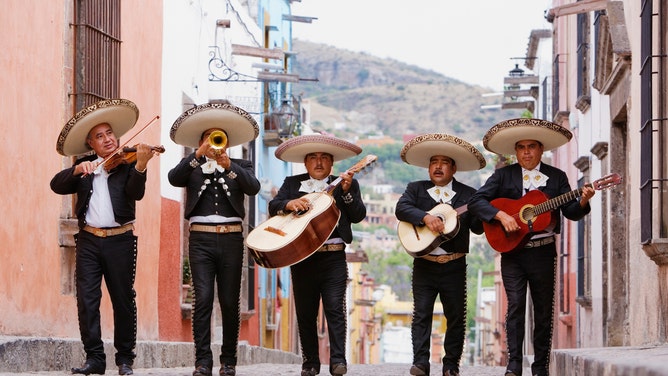 fire-breather mariachi band turf war mexico tips