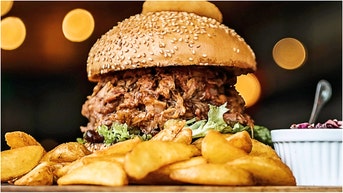 Restaurant red flags exposed by Reddit users. (Credit: Getty Images)