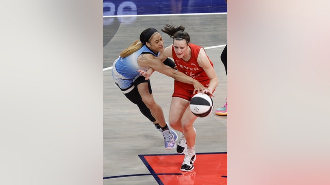 INDIANAPOLIS, IN - JUNE 01: Chicago Sky guard Chennedy Carter (7) guards Indiana Fever guard Caitlin Clark (22) on June 1, 2024, at Gainbridge Fieldhouse in Indianapolis, Indiana. (Photo by Brian Spurlock/Icon Sportswire via Getty Images)