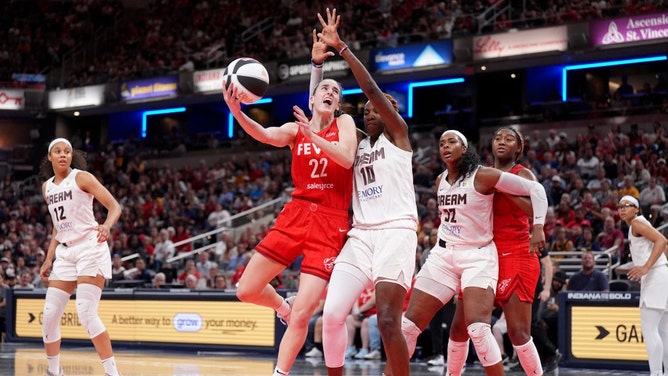 Indiana Fever SG Caitlin Clark attempts a lay up over Atlanta Dream All-Star Rhyne Howard at Gainbridge Fieldhouse. (Emilee Chinn/Getty Images)
