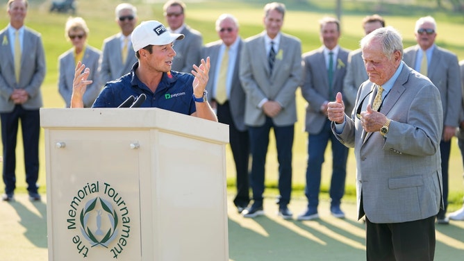 Jack Nicklaus gives a thumbs up to Viktor Hovland following his win at the 2024 Memorial Tournament. (Adam Cairns/Columbus Dispatch/USA TODAY Network) 