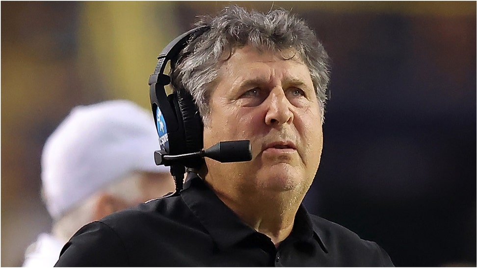 College football fans are taking to social media to show support for Mike Leach to make the hall of fame. (Credit: Getty Images)