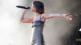 Country singer Maren Morris had America buzzing last weekend when she went commando during her show. 