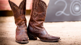 off-duty cop peeing boots kenny chesney concert
