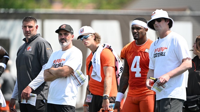 Cleveland Browns consultant Mike Vrabel, head coach Kevin Stefanski, QB Deshaun Watson, and offensive coordinator Ken Dorsey during practice. (Bob Donnan-USA TODAY Sports)